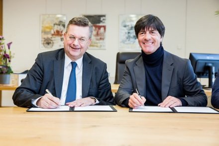 德国足协同主帅勒夫续约至2020年 德国足协同主帅勒夫续约至2020年