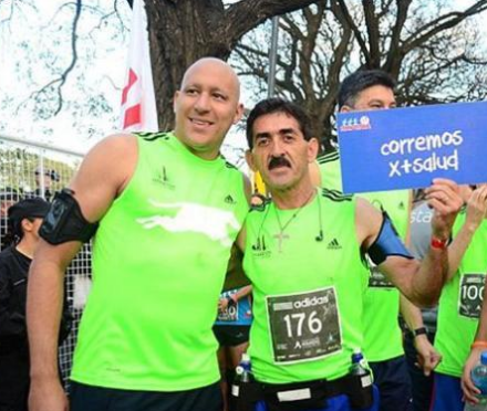 康复期的古铁雷斯(左)参加慈善跑 康复期的古铁雷斯(左)参加慈善跑