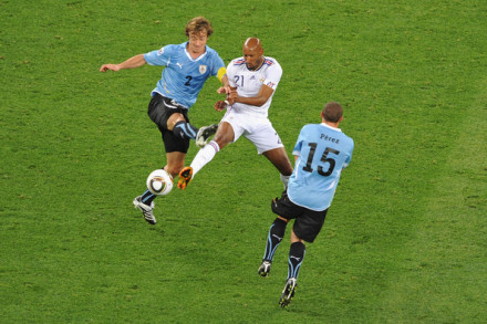 赛场上拼抢 赛场上拼抢