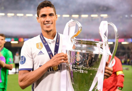 瓦拉内随皇马夺得欧冠冠军 瓦拉内随皇马夺得欧冠冠军