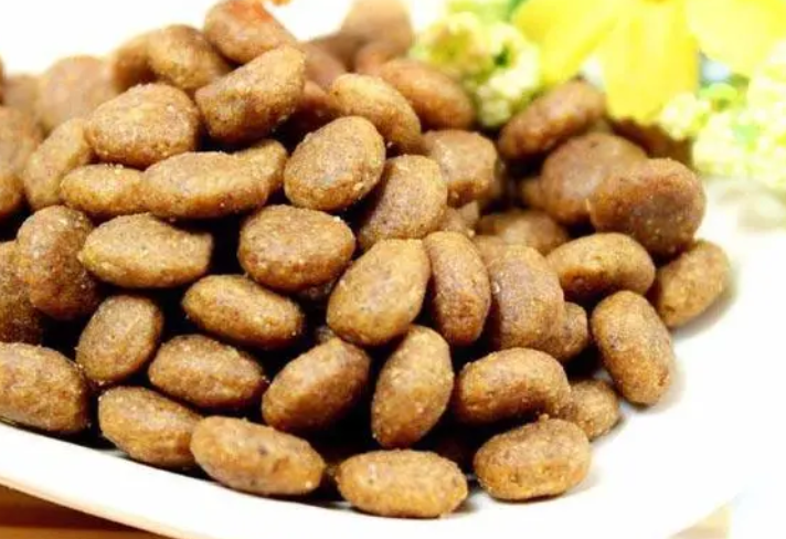 给狗狗喂食要注意了,要用合适的狗粮喂养 给狗狗喂食要注意了,要用合适的狗粮喂养