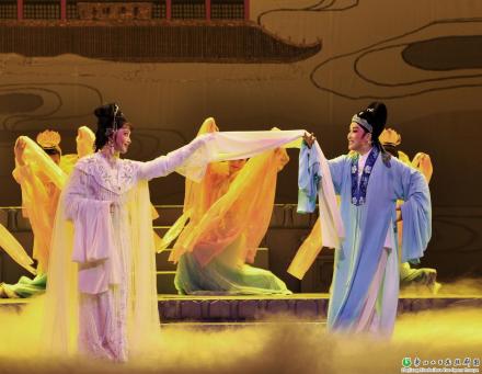 《西厢记》茅威涛饰张生 颜佳饰崔莺莺 《西厢记》茅威涛饰张生 颜佳饰崔莺莺