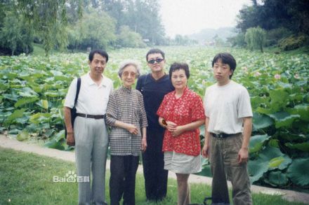 新艳秋(左二)、钟荣(左四) 新艳秋(左二)、钟荣(左四)