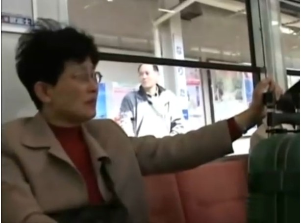 含泪活着(2006)的剧照 含泪活着(2006)的剧照