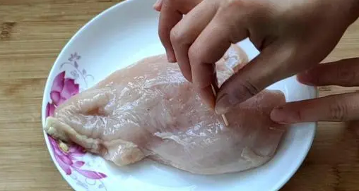 两个月幼犬可以吃鸡胸肉吗？主人来看看吧