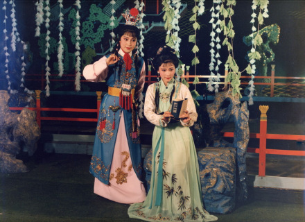 《大观园》茅威涛饰贾宝玉 何赛飞饰林黛玉 《大观园》茅威涛饰贾宝玉 何赛飞饰林黛玉
